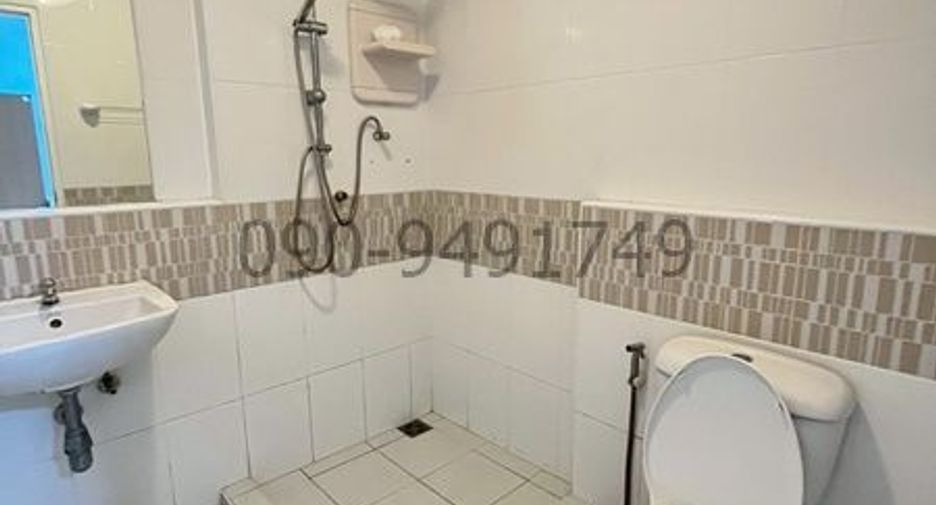 For rent 3 bedrooms townhouse in Khlong Sam Wa, Bangkok