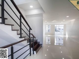 For sale 2 bedrooms retail Space in Huai Khwang, Bangkok