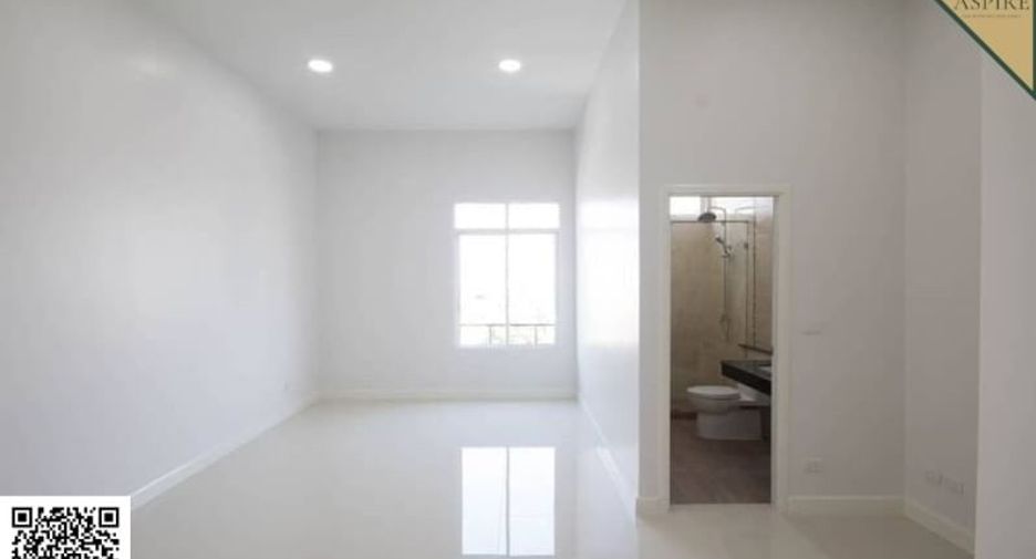For sale 2 bedrooms retail Space in Huai Khwang, Bangkok