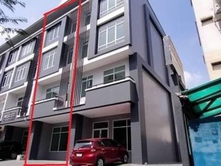 For sale 2 bedrooms retail Space in Huai Khwang, Bangkok