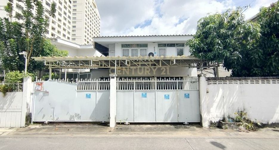 For rent and for sale 4 bed house in Huai Khwang, Bangkok