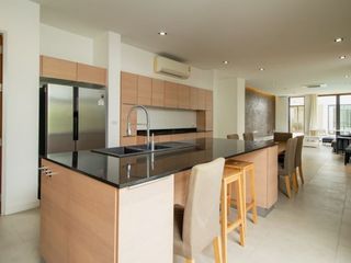 Casa en alquiler de 4 habitaciones en Khlong Toei, Bangkok