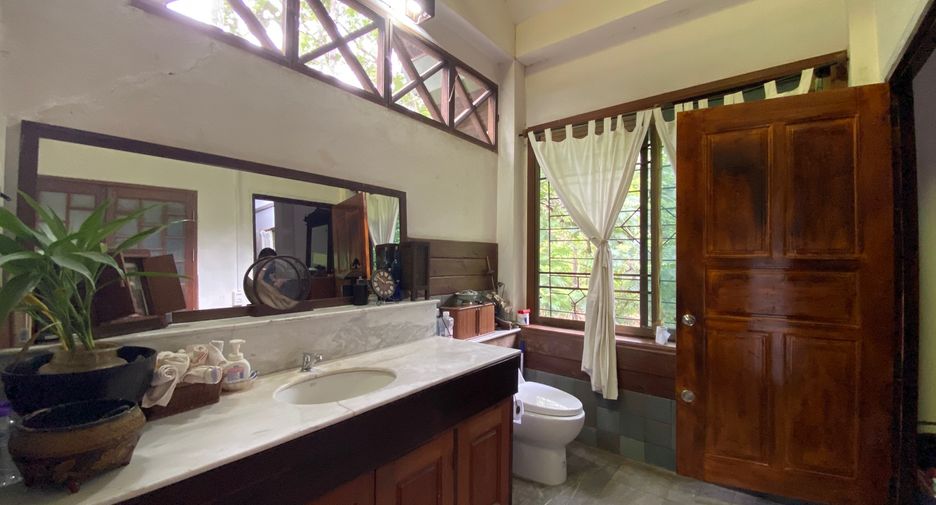 For sale 4 bedrooms house in Mueang Lamphun, Lamphun