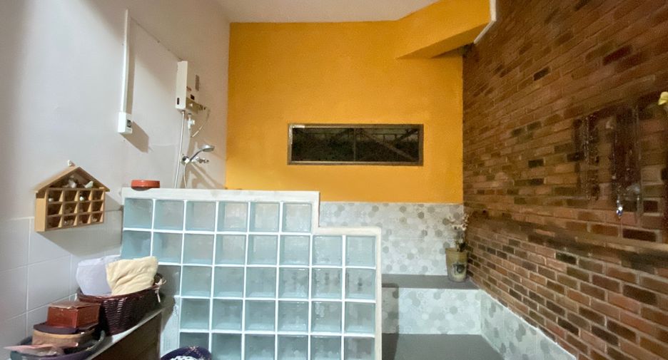 For sale 4 bedrooms house in Mueang Lamphun, Lamphun