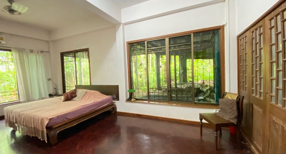 For sale 4 bedrooms house in Mueang Lamphun, Lamphun