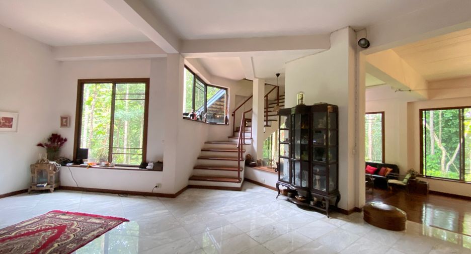 For sale 4 bedrooms house in Mueang Lamphun, Lamphun
