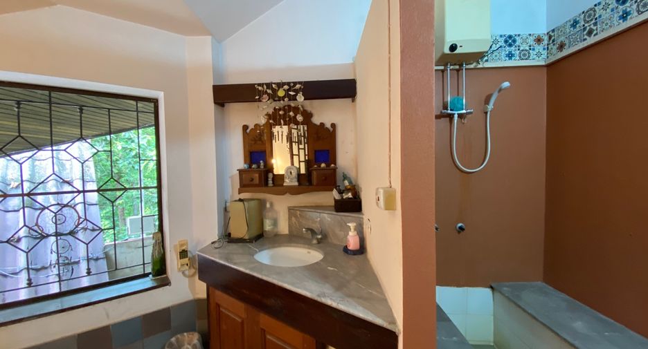 For sale 4 bedrooms house in Mueang Lamphun, Lamphun