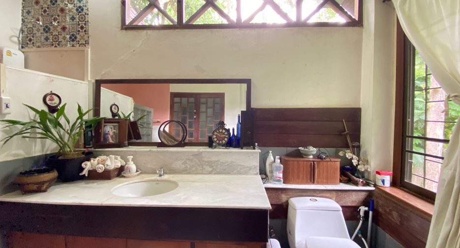 For sale 4 bedrooms house in Mueang Lamphun, Lamphun