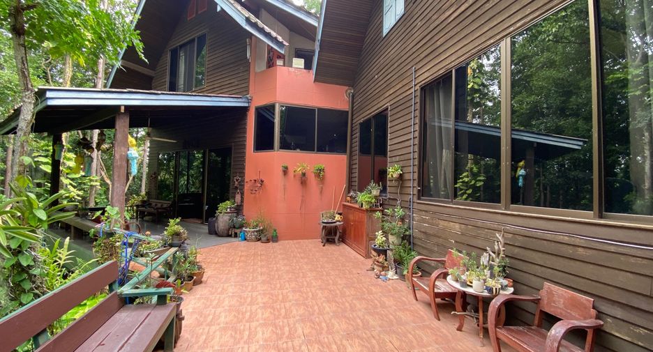 For sale 4 bedrooms house in Mueang Lamphun, Lamphun