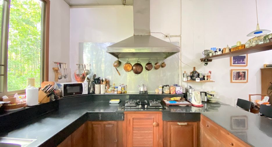 For sale 4 bedrooms house in Mueang Lamphun, Lamphun