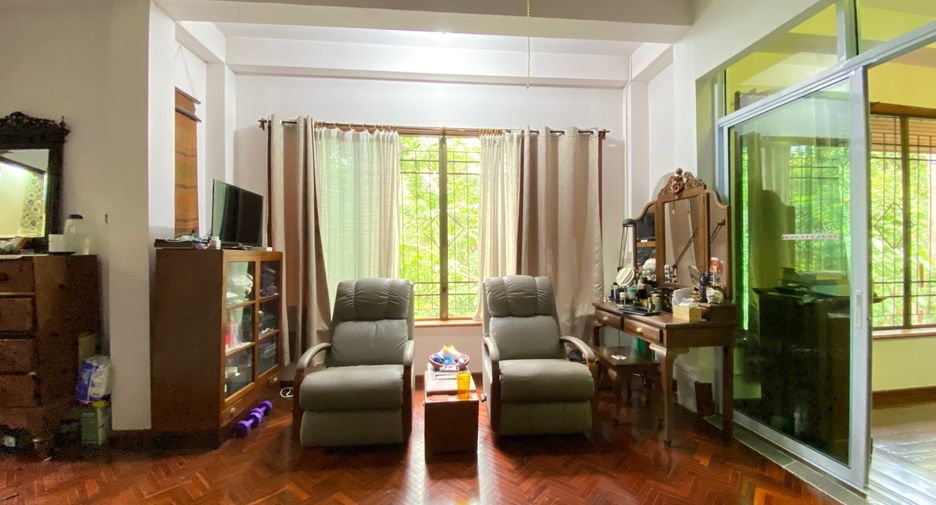 For sale 4 bedrooms house in Mueang Lamphun, Lamphun