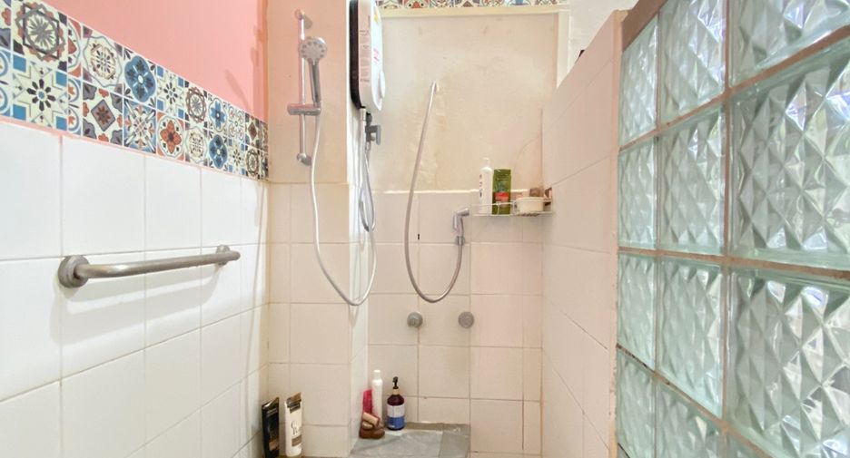 For sale 4 bedrooms house in Mueang Lamphun, Lamphun