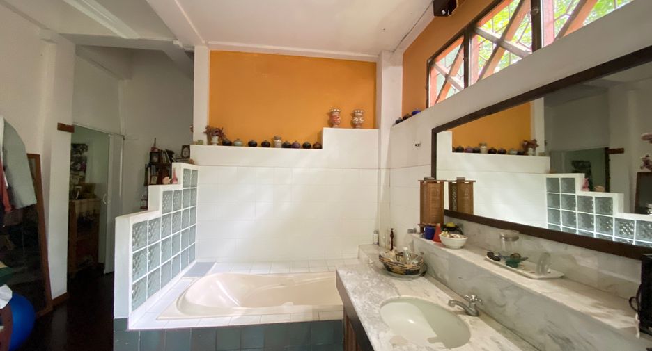 For sale 4 bedrooms house in Mueang Lamphun, Lamphun