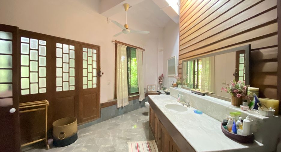 For sale 4 bedrooms house in Mueang Lamphun, Lamphun
