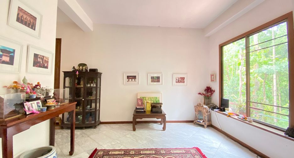 For sale 4 bedrooms house in Mueang Lamphun, Lamphun