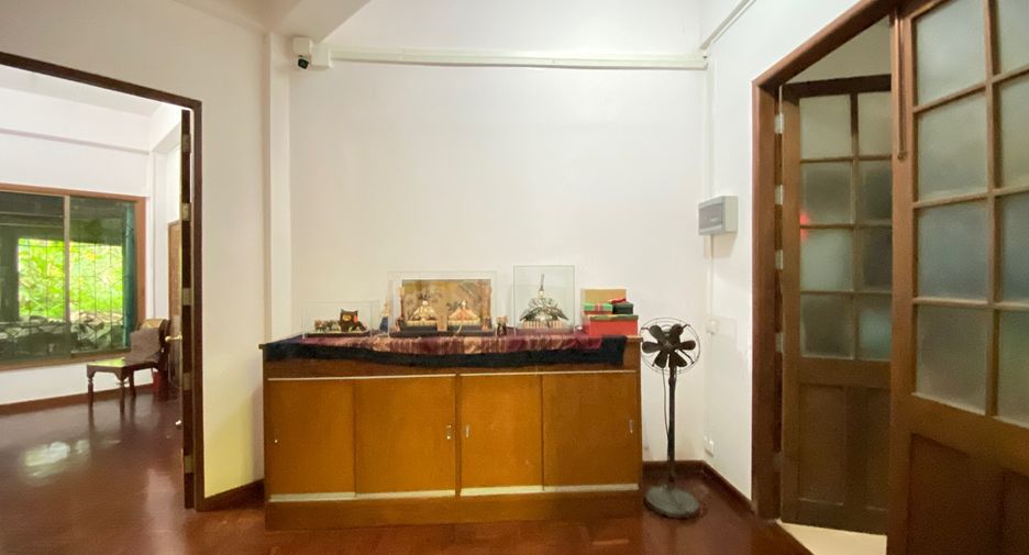 For sale 4 bedrooms house in Mueang Lamphun, Lamphun