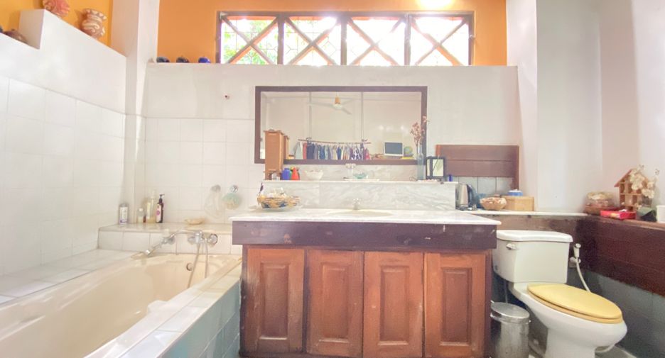 For sale 4 bedrooms house in Mueang Lamphun, Lamphun