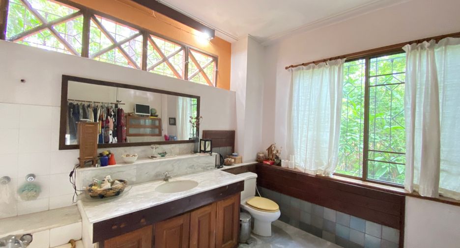 For sale 4 bedrooms house in Mueang Lamphun, Lamphun