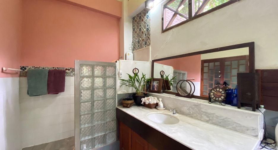 For sale 4 bedrooms house in Mueang Lamphun, Lamphun