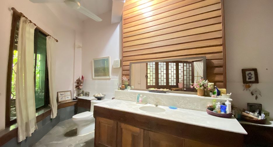 For sale 4 bedrooms house in Mueang Lamphun, Lamphun