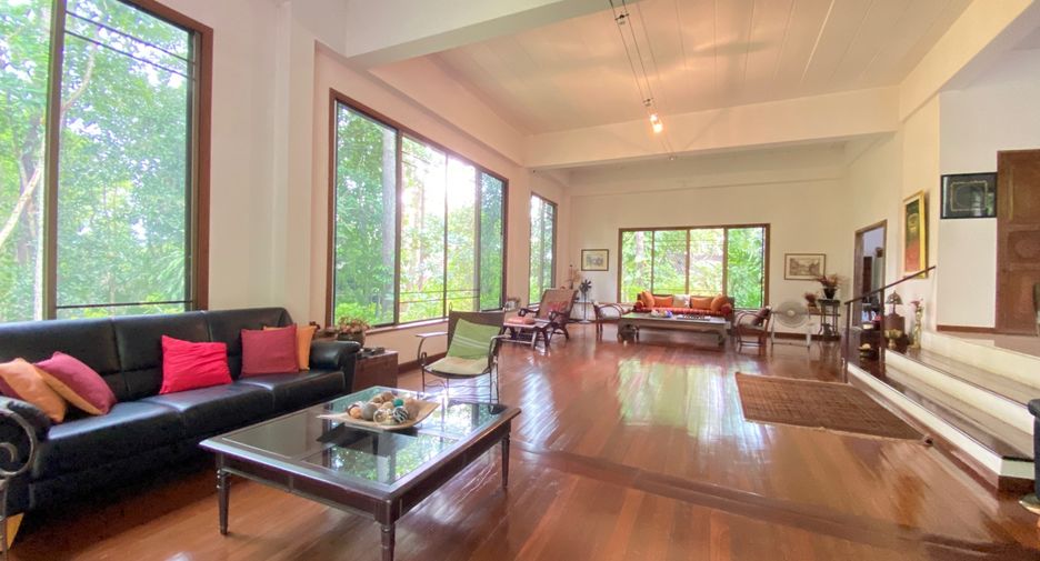 For sale 4 bedrooms house in Mueang Lamphun, Lamphun