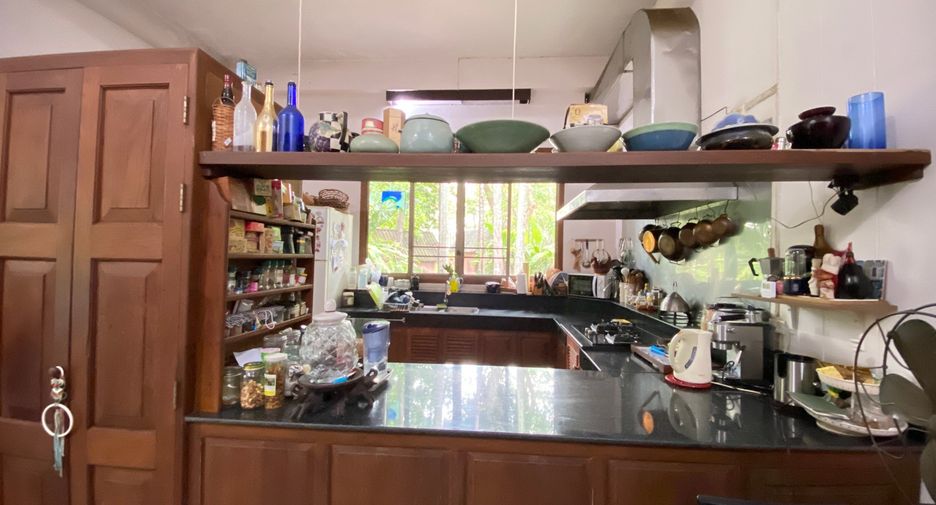 For sale 4 bedrooms house in Mueang Lamphun, Lamphun