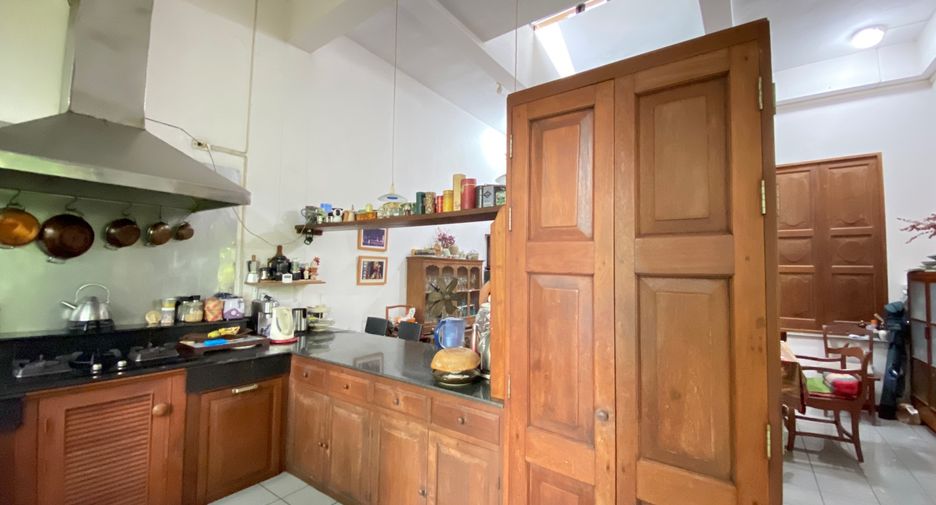 For sale 4 bedrooms house in Mueang Lamphun, Lamphun
