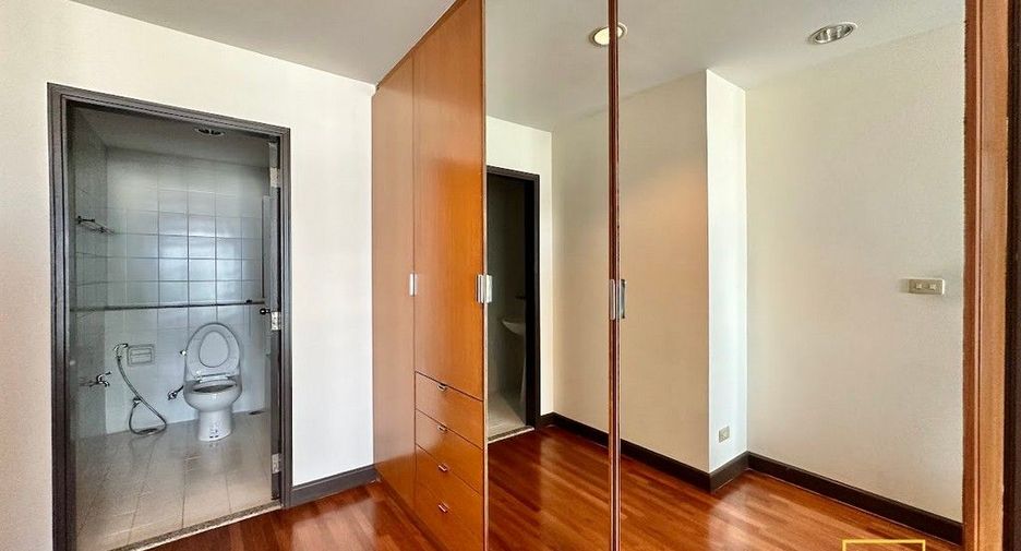 For rent 2 bedrooms condo in Yan Nawa, Bangkok