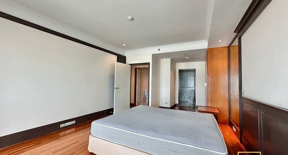 For rent 2 bedrooms condo in Yan Nawa, Bangkok