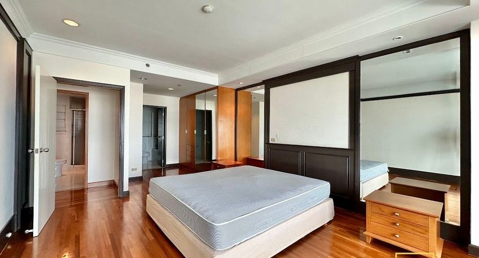 For rent 2 bedrooms condo in Yan Nawa, Bangkok