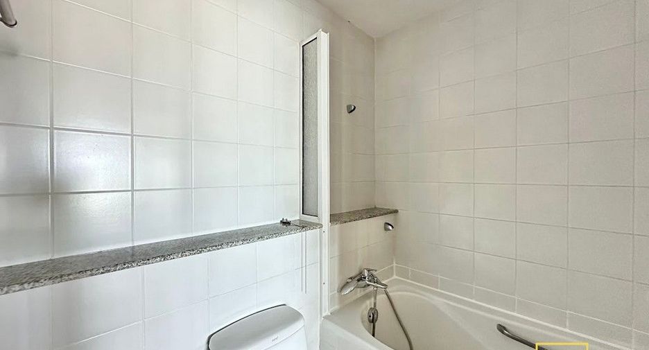 For rent 2 bedrooms condo in Yan Nawa, Bangkok