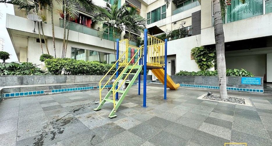 For rent 2 bedrooms condo in Yan Nawa, Bangkok