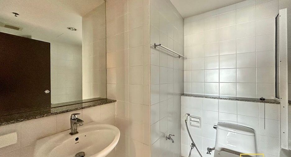 For rent 2 bedrooms condo in Yan Nawa, Bangkok