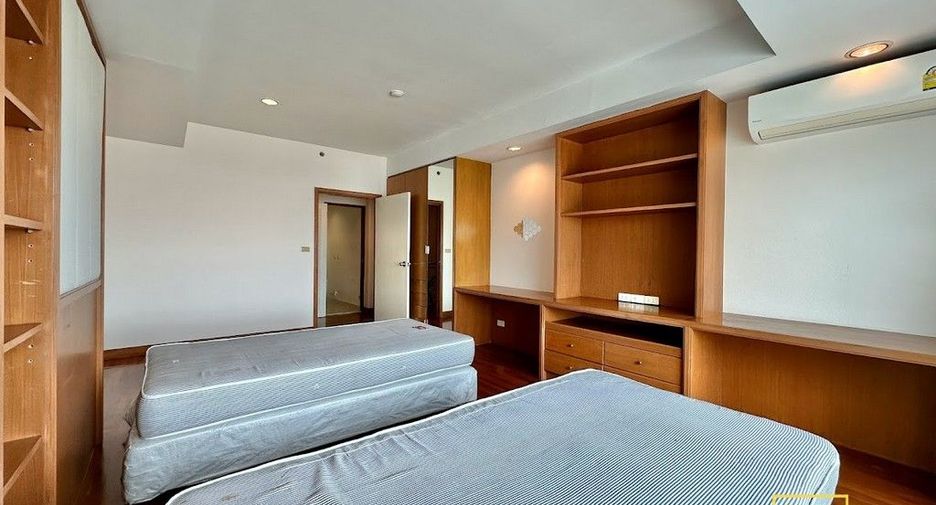 For rent 2 bedrooms condo in Yan Nawa, Bangkok