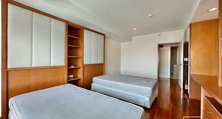 For rent 2 bedrooms condo in Yan Nawa, Bangkok