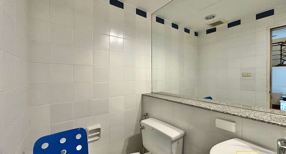 For rent 2 bedrooms condo in Yan Nawa, Bangkok
