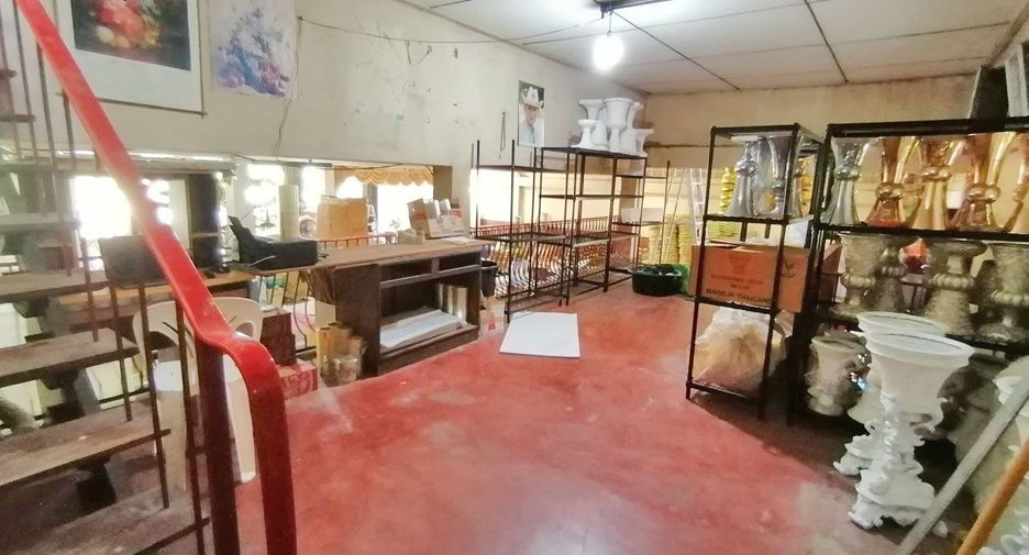 For sale 3 bed retail Space in Khok Samrong, Lopburi