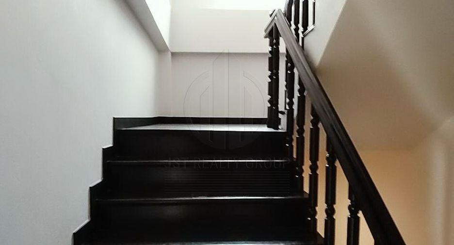 For sale 4 bedrooms townhouse in Sathon, Bangkok