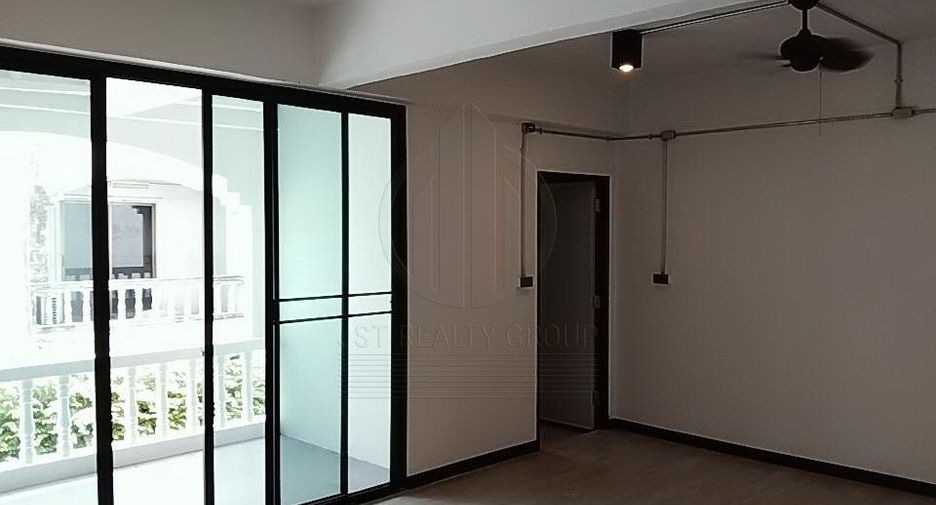For sale 4 bedrooms townhouse in Sathon, Bangkok
