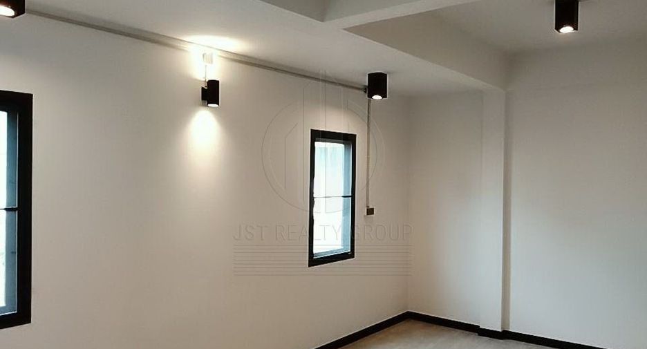 For sale 4 bedrooms townhouse in Sathon, Bangkok