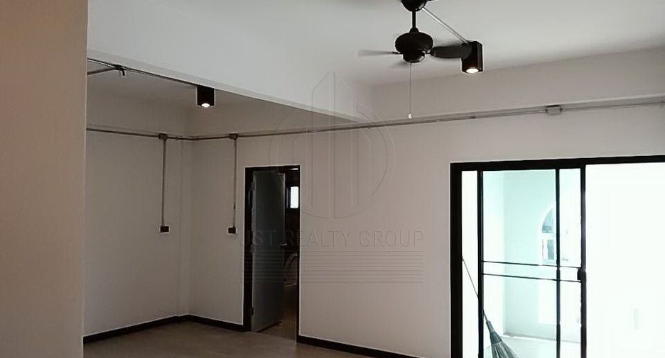 For sale 4 bedrooms townhouse in Sathon, Bangkok