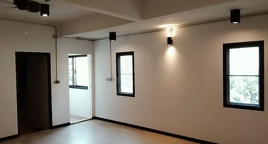 For sale 4 bedrooms townhouse in Sathon, Bangkok