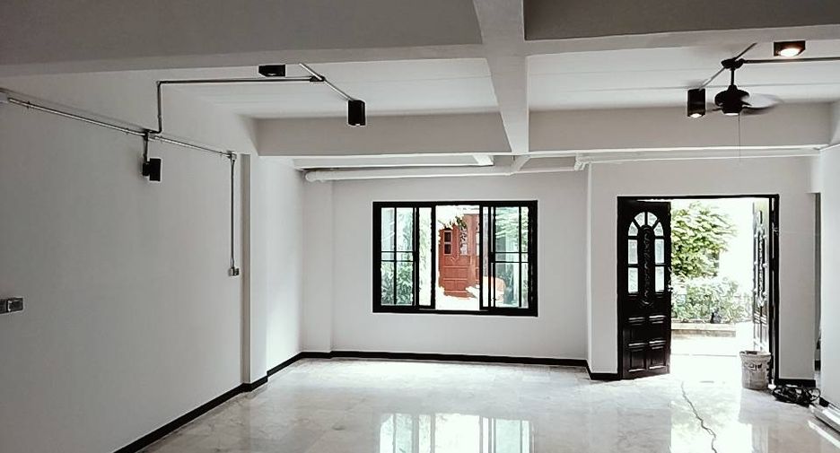 For sale 4 bedrooms townhouse in Sathon, Bangkok