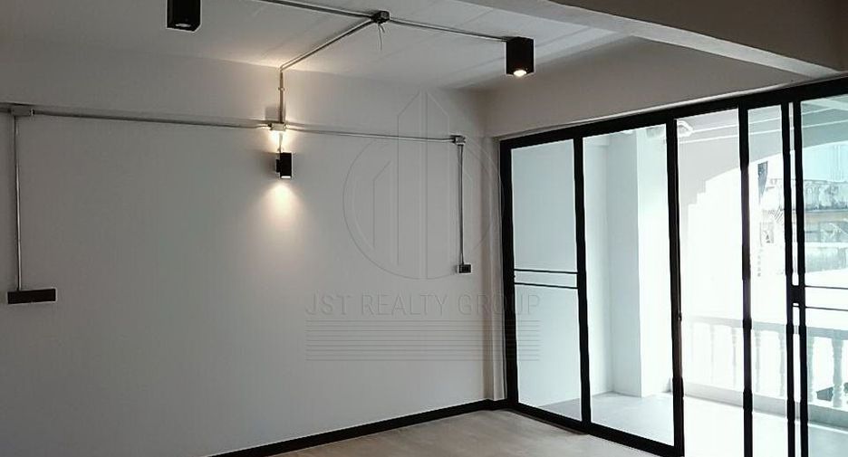 For sale 4 bedrooms townhouse in Sathon, Bangkok