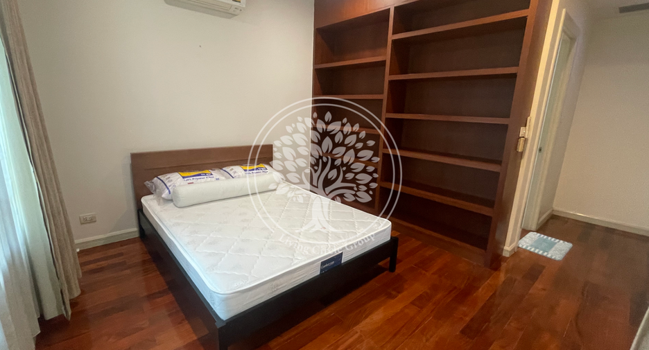 For rent and for sale 4 bedrooms house in Watthana, Bangkok