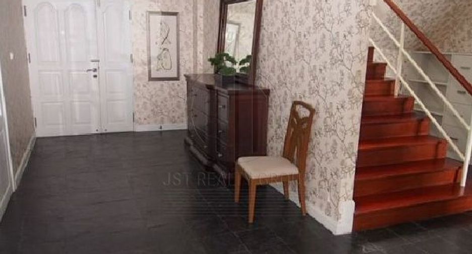 For rent 4 bedrooms condo in Watthana, Bangkok