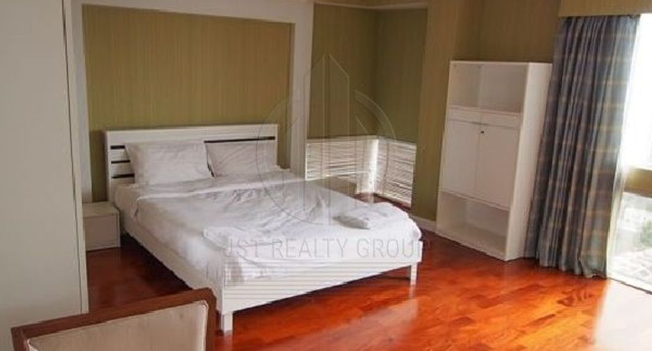 For rent 4 bedrooms condo in Watthana, Bangkok