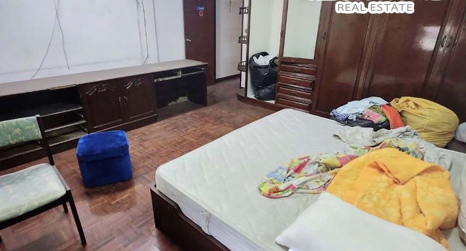 Reihenhaus zum Kauf mit 3 Zimmer in Huai Khwang, Bangkok