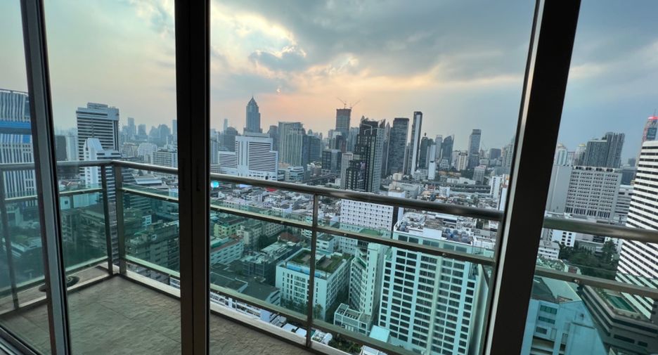 For rent 2 bedrooms condo in Watthana, Bangkok
