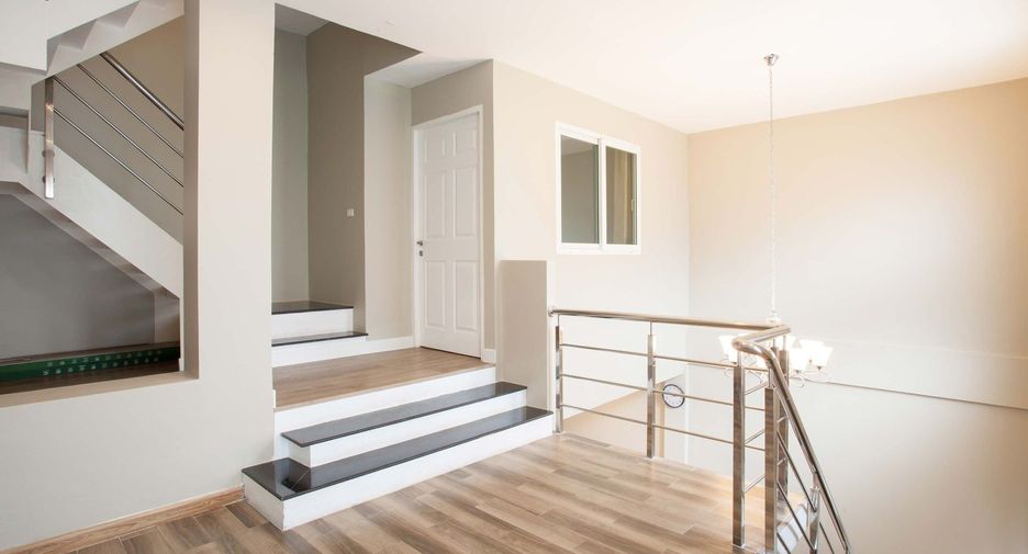 For rent 3 bedrooms townhouse in Wang Thonglang, Bangkok